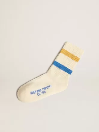 Calcetines blancos desgastados para niño con detalles desgastados y rayas bicolor en azul brillante y mostaza.