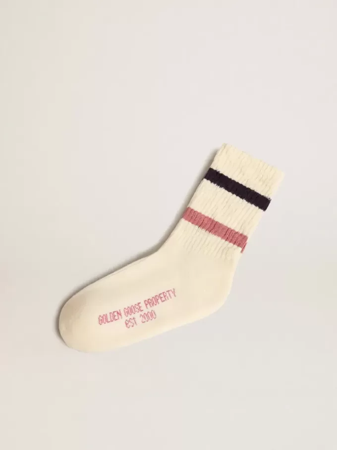 Calcetines blancos desgastados para niño con detalles desgastados y rayas bicolor lila y azul