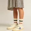 Calcetines blancos desgastados para niño con detalles desgastados y rayas bicolor lila y azul