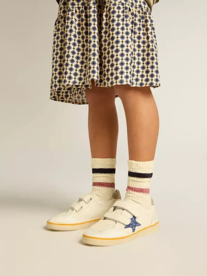 Calcetines blancos desgastados para niño con detalles desgastados y rayas bicolor lila y azul