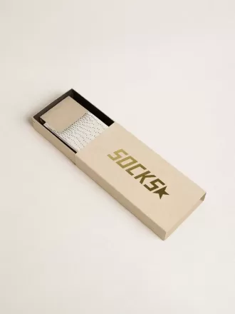 Calcetines desgastados en color blanco con cristales aplicados