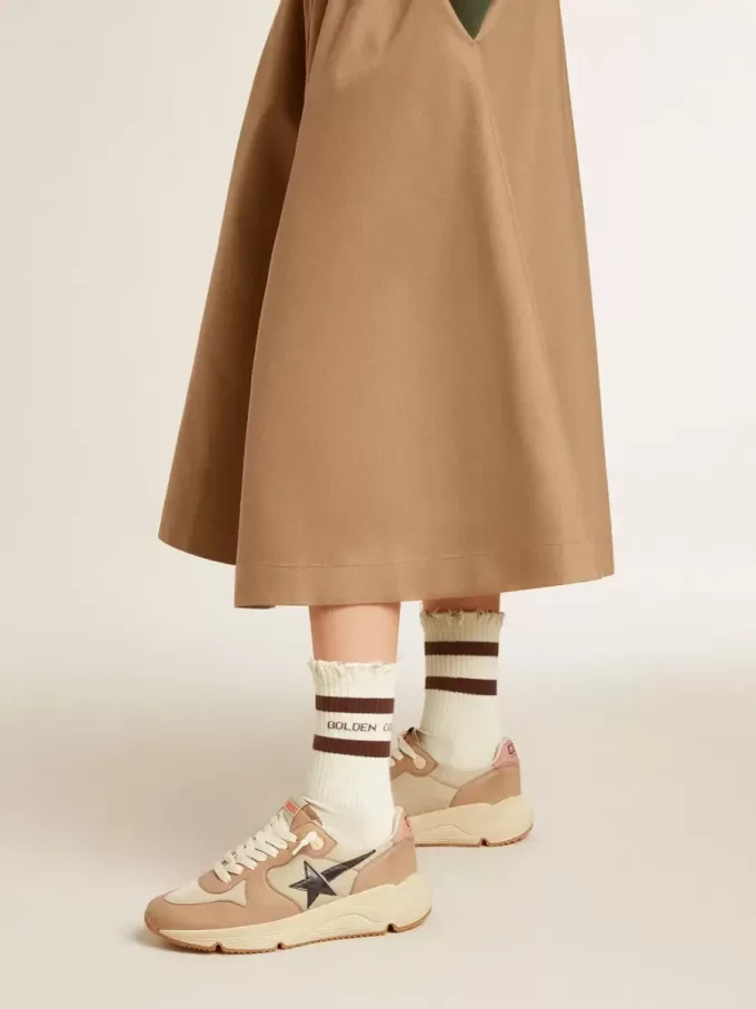 Calcetines desgastados en color blanco con detalles desgastados y rayas marrones