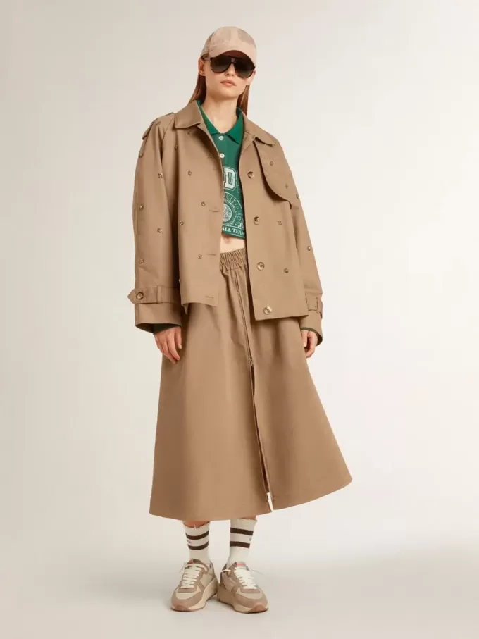 Calcetines desgastados en color blanco con detalles desgastados y rayas marrones