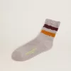 Calcetines gris jaspeado con detalles desgastados y rayas bicolor