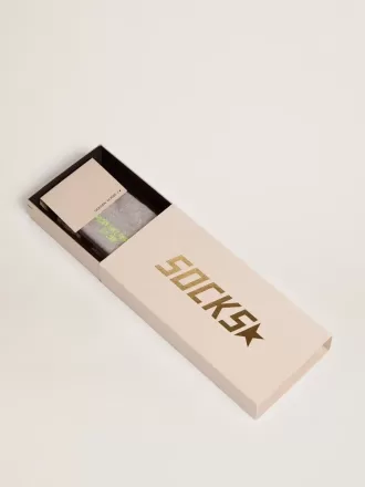 Calcetines gris jaspeado con detalles desgastados y rayas bicolor