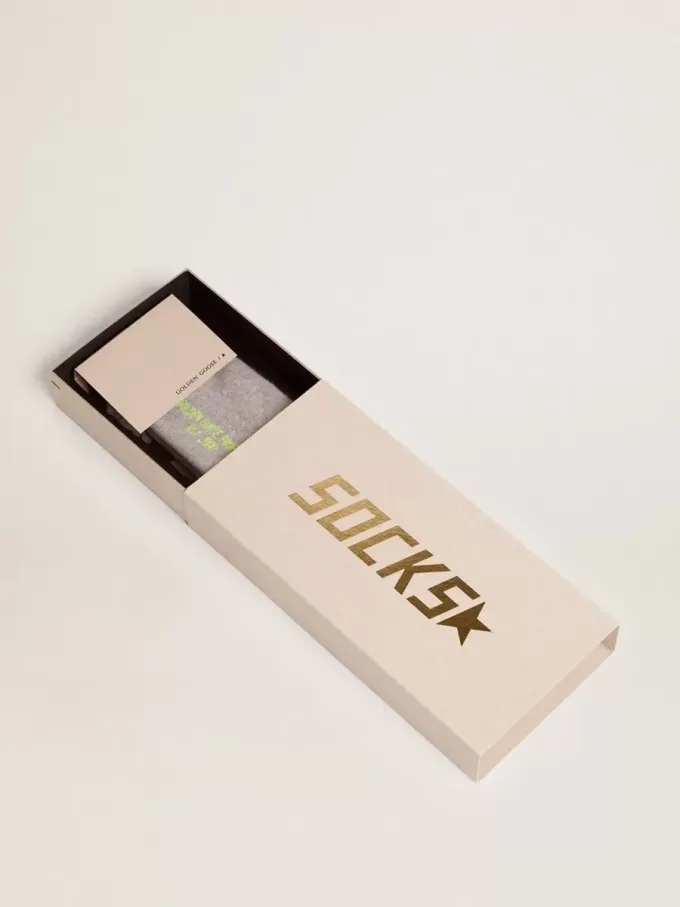 Calcetines gris jaspeado con detalles desgastados y rayas bicolor