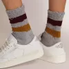 Calcetines gris jaspeado con detalles desgastados y rayas bicolor