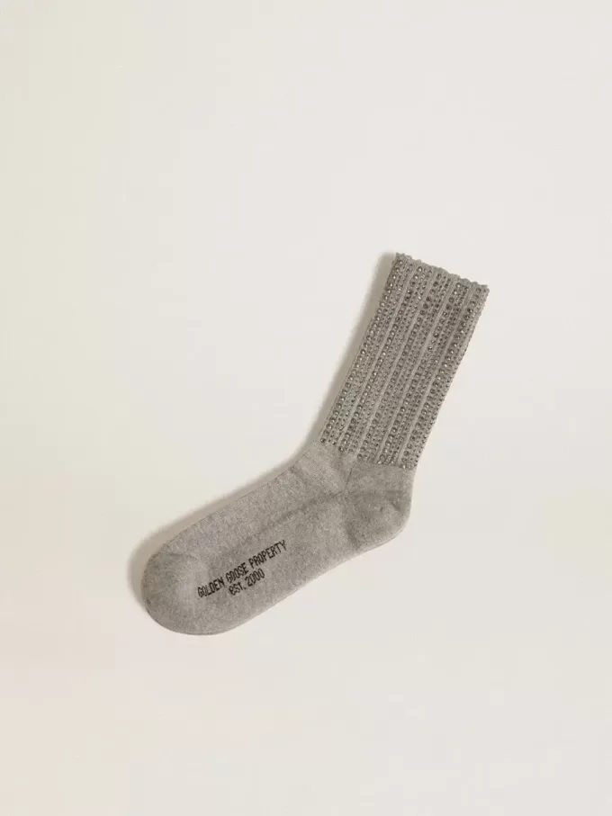 Calcetines grises con cristales en la pierna