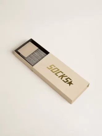 Calcetines grises con cristales en la pierna