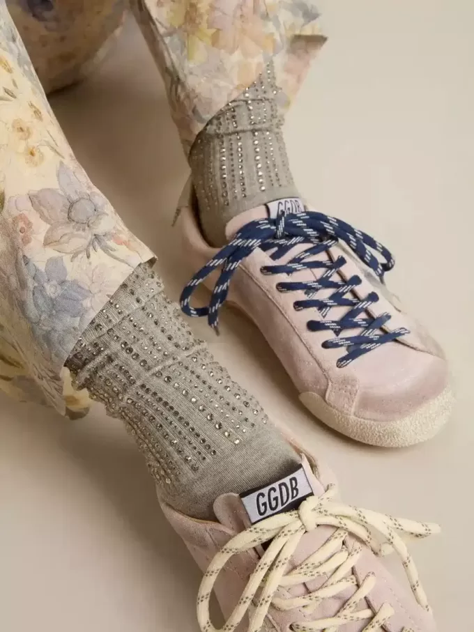 Calcetines grises con cristales en la pierna