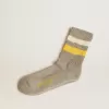 Calcetines grises con detalles desgastados y rayas amarillas y blancas