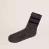 Calcetines grises con detalles desgastados y rayas negras.