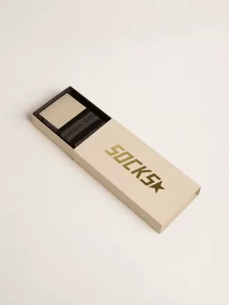 Calcetines grises con detalles desgastados y rayas negras.