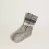 Calcetines grises para niño con detalles desgastados y rayas blancas y azules desgastadas