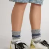 Calcetines grises para niño con detalles desgastados y rayas blancas y azules desgastadas