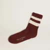 Calcetines marrones con detalles desgastados y rayas blancas desgastadas