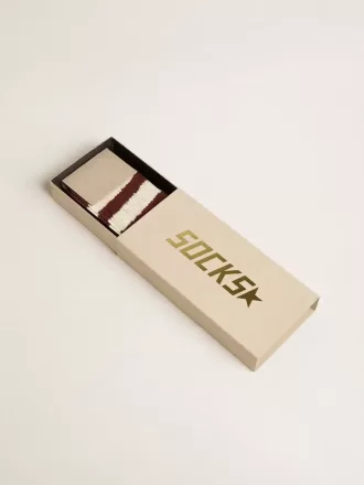 Calcetines marrones con detalles desgastados y rayas blancas desgastadas