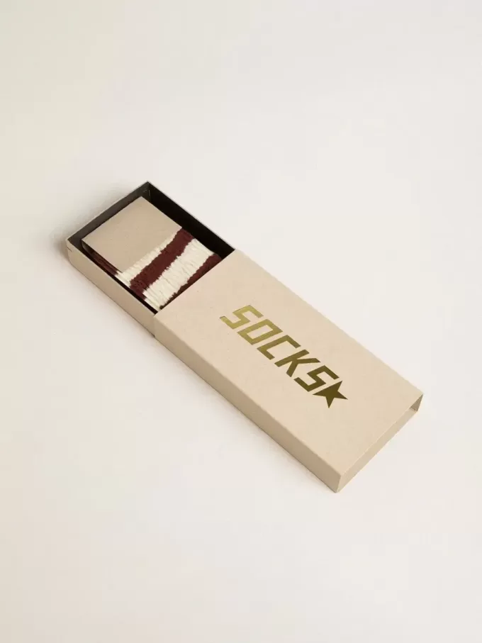 Calcetines marrones con detalles desgastados y rayas blancas desgastadas