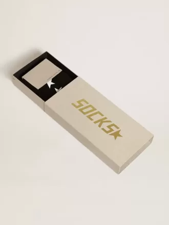 Calcetines negros con estrellas blancas en contraste