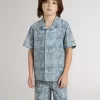 Camisa azul para niño con estampado blanco Camisa azul para niño con estampado blanco
