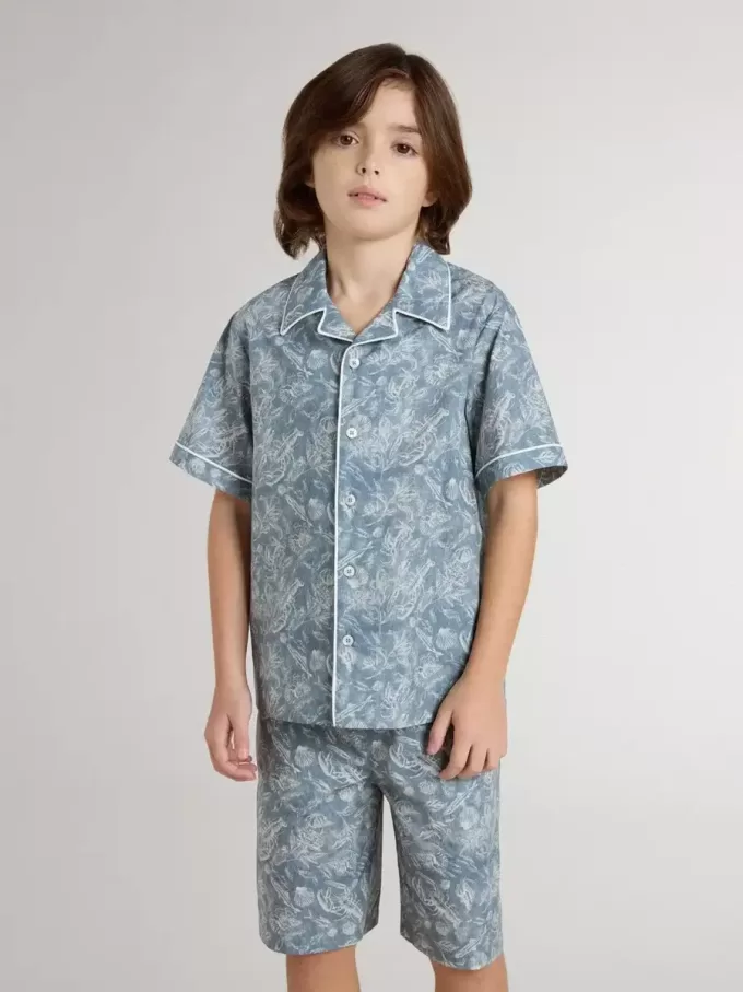 Camisa azul para niño con estampado blanco Camisa azul para niño con estampado blanco