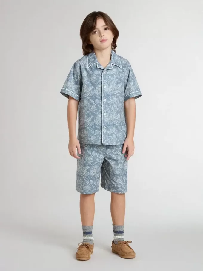 Camisa azul para niño con estampado blanco Camisa azul para niño con estampado blanco