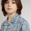 Camisa azul para niño con estampado blanco Camisa azul para niño con estampado blanco