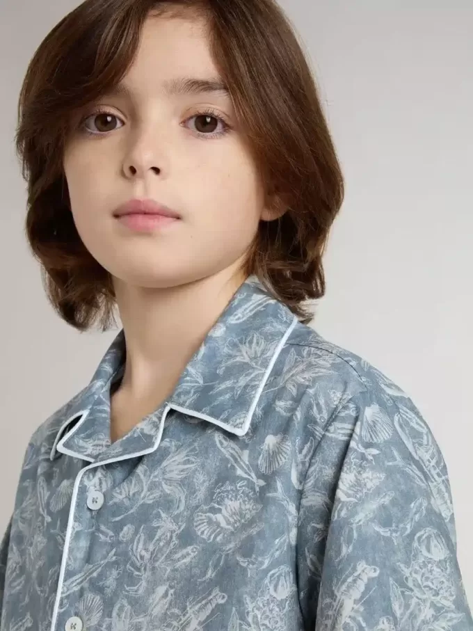 Camisa azul para niño con estampado blanco Camisa azul para niño con estampado blanco