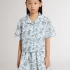 Camisa corta blanca para niña con estampado azul Camisa corta blanca para niña con estampado azul