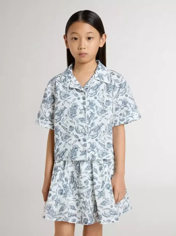 Camisa corta blanca para niña con estampado azul Camisa corta blanca para niña con estampado azul