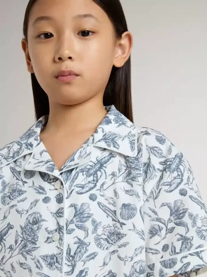 Camisa corta blanca para niña con estampado azul Camisa corta blanca para niña con estampado azul