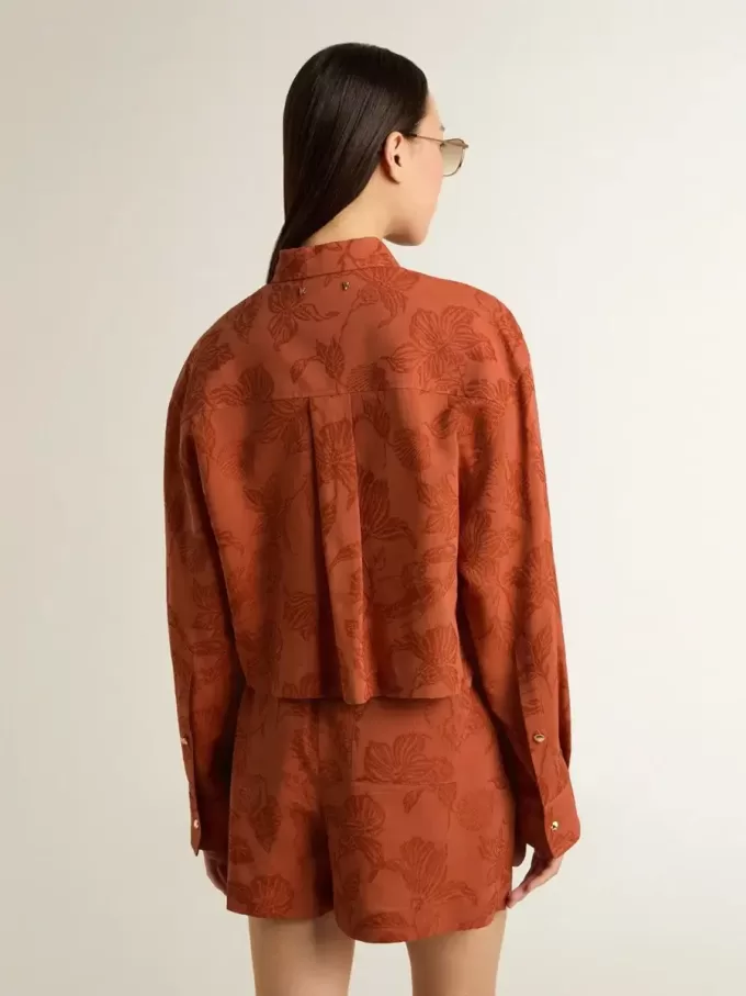Camisa corta de mujer en jacquard rojo ladrillo con mangas anchas