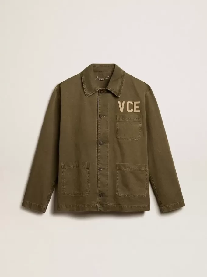 Camisa de algodón para hombre en color oliva.