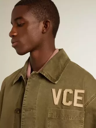 Camisa de algodón para hombre en color oliva.