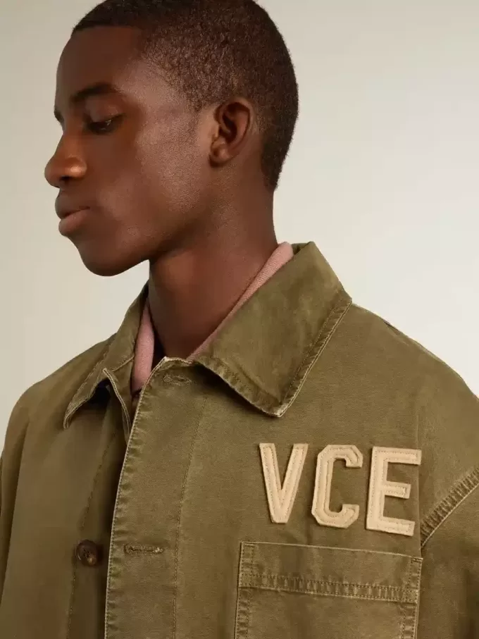 Camisa de algodón para hombre en color oliva.