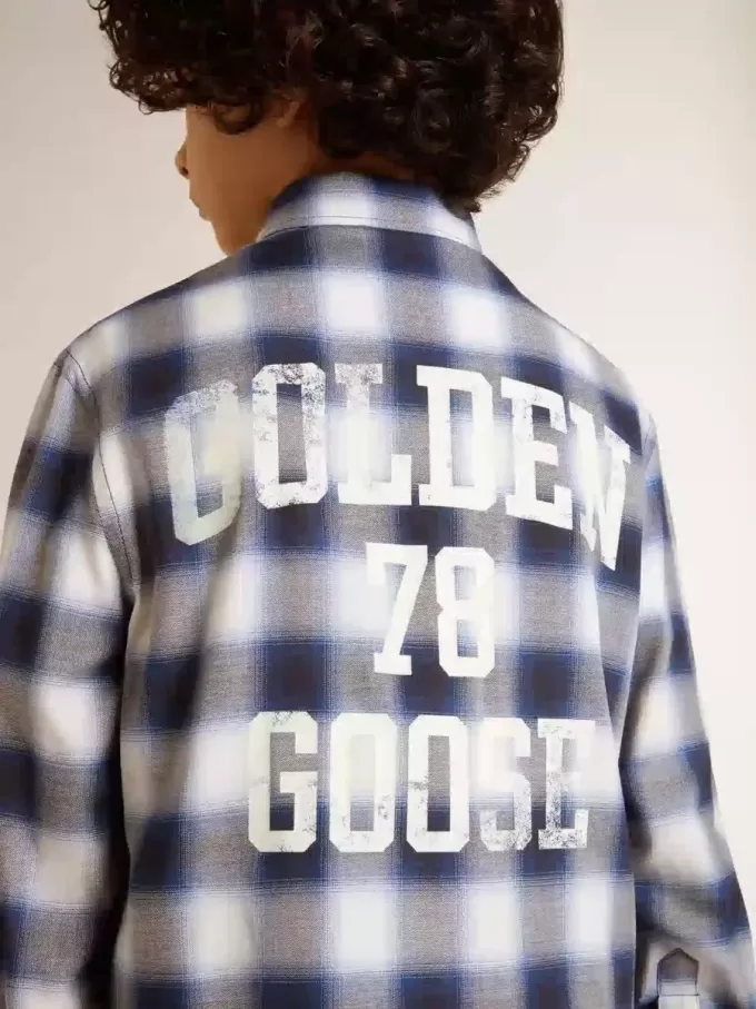 Camisa de cuadros azules y blancos para niño con estampado en la espalda