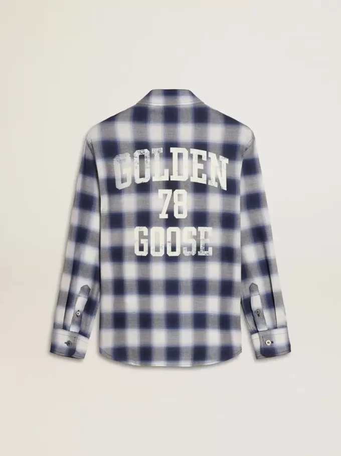 Camisa de cuadros azules y blancos para niño con estampado en la espalda