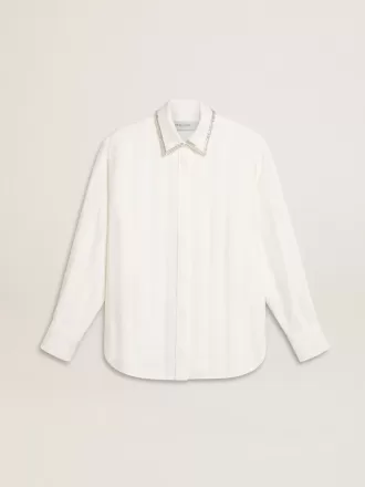 Camisa de mujer con diseño de rayas verticales y bordados de cristales