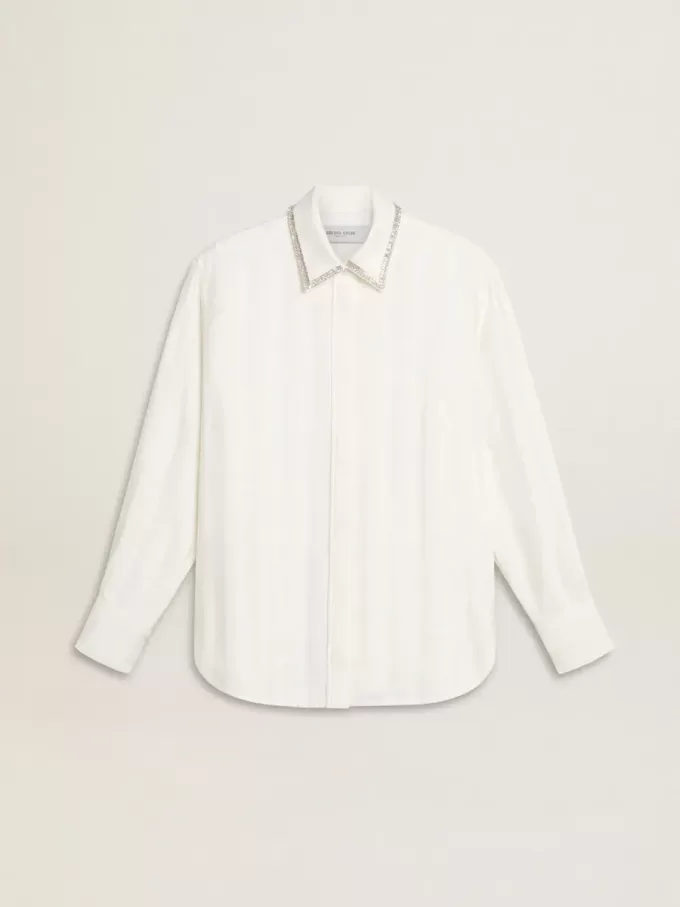 Camisa de mujer con diseño de rayas verticales y bordados de cristales Camisa de mujer con diseño de rayas verticales y bordados de cristales