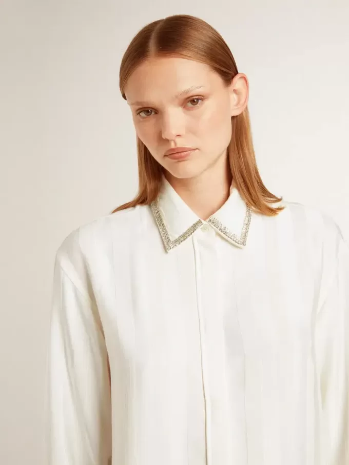 Camisa de mujer con diseño de rayas verticales y bordados de cristales Camisa de mujer con diseño de rayas verticales y bordados de cristales