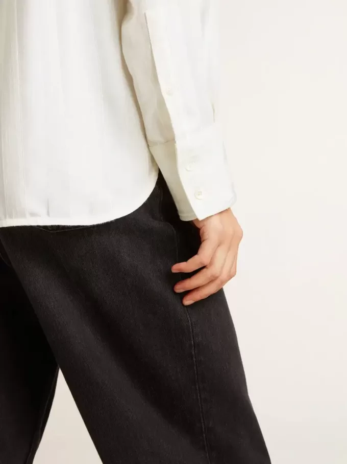 Camisa de mujer con diseño de rayas verticales y bordados de cristales Camisa de mujer con diseño de rayas verticales y bordados de cristales