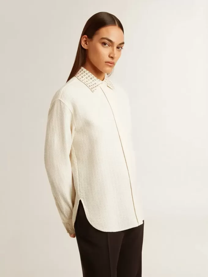 Camisa de mujer de mezcla de viscosa y algodón con cuello adornado con cristales