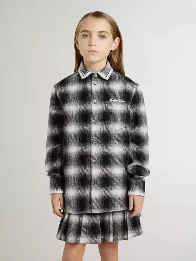Camisa infantil a cuadros blancos y negros con bordados blancos