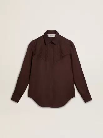 Camisa marrón para mujer con detalles acolchados