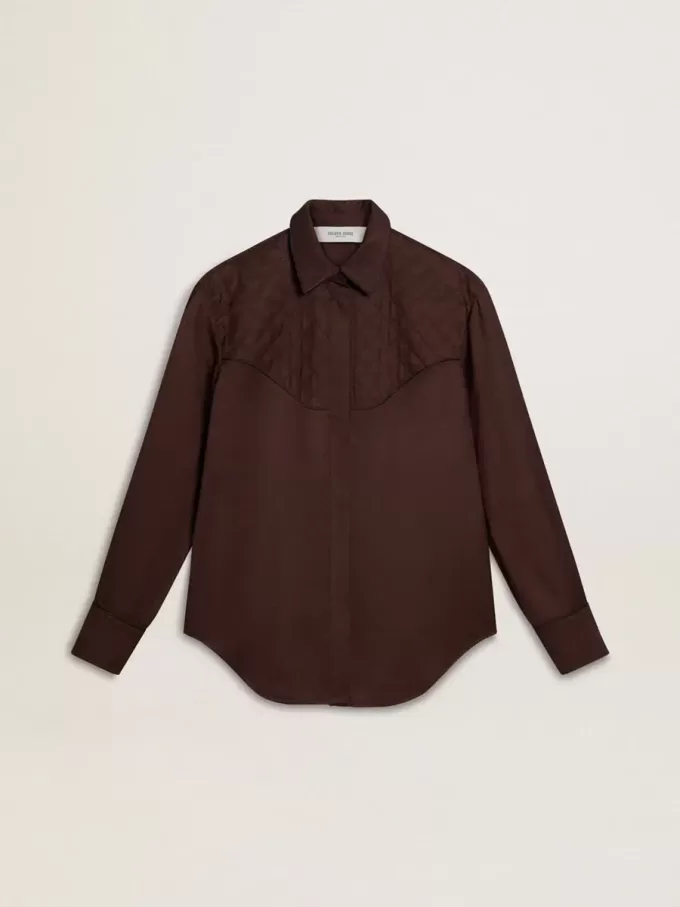 Camisa marrón para mujer con detalles acolchados Camisa marrón para mujer con detalles acolchados