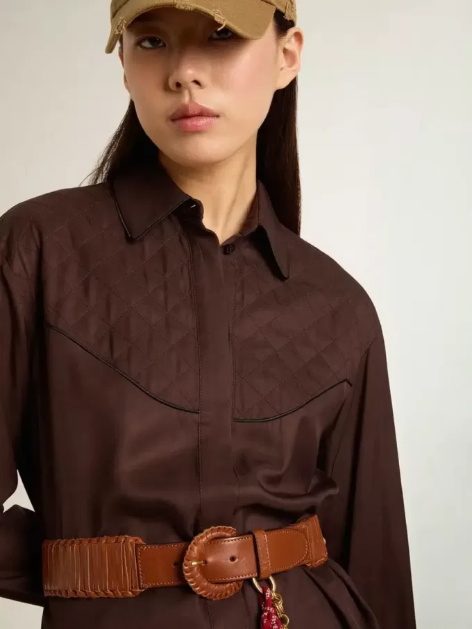 Camisa marrón para mujer con detalles acolchados Camisa marrón para mujer con detalles acolchados