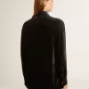 Camisa negra con efecto terciopelo y bordados