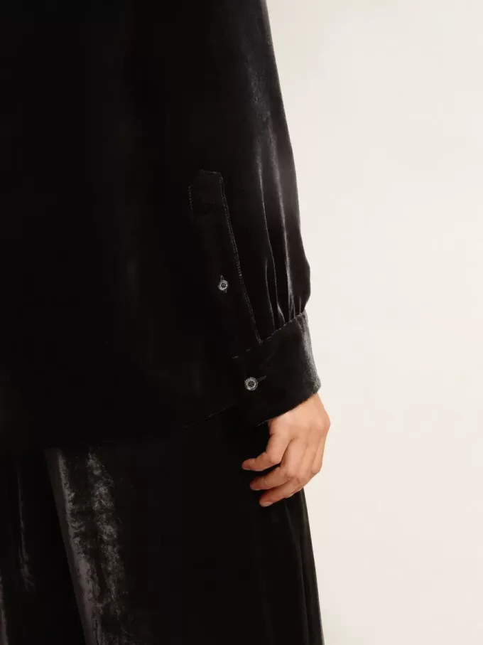 Camisa negra con efecto terciopelo y bordados