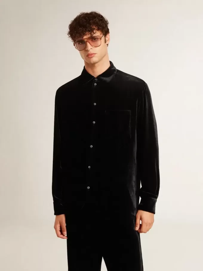 Camisa negra con efecto terciopelo y bordados