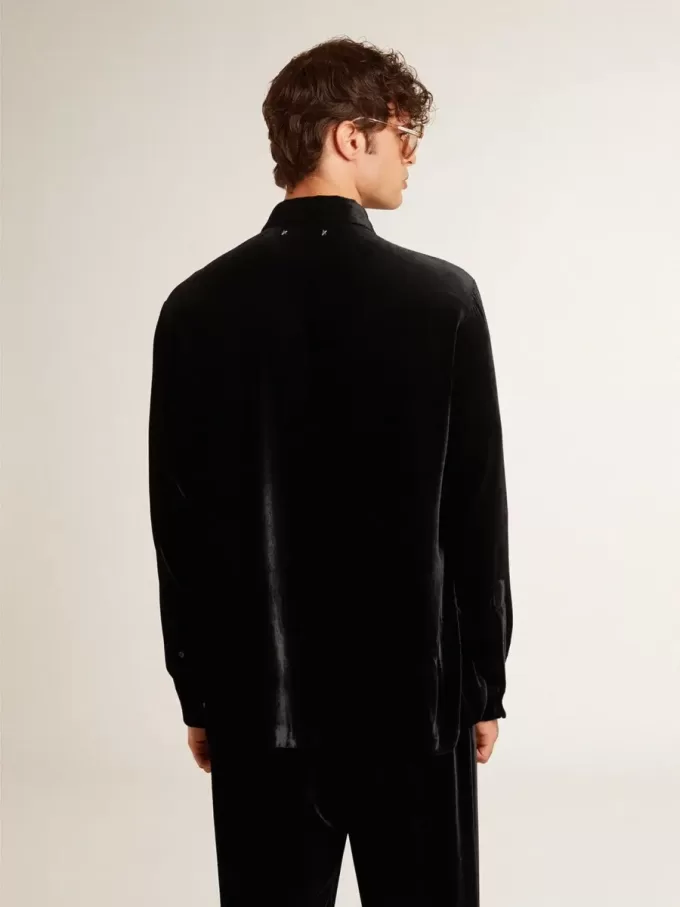 Camisa negra con efecto terciopelo y bordados